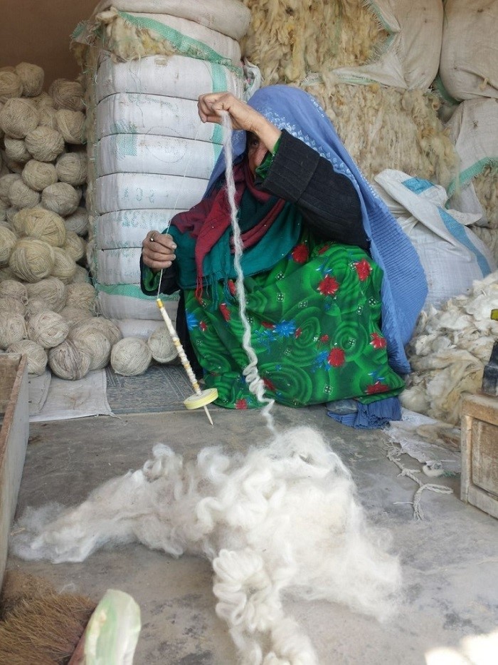 wool spinining by hand or machine to weave a handmade carpet